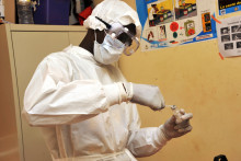 Une femme prépare le vaccin contre Ebola VSV-EBOV qu'elle s'apprête à administrer, en Guinée, le 10 mars 2015.