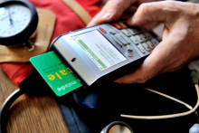 Un médecin utilise la carte Vitale d'un patient (illustration).