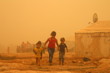 Plaine de Békaa, Liban, le 7 septembre. Des enfants dans un camp de réfugiés en pleine tempête de sable
