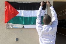 Un drapeau de la Palestine accroché à la façade d'une université au Sénégal, le 4 décembre 2014