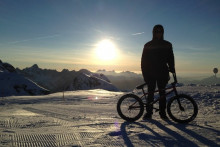 Mathias Dandois, champion du monde de BMX, sur les hauteurs du Mont Blanc