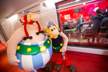 Astérix et Obélix à leur arrivée dans les studios de RTL