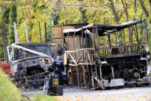 Puisseguin (Gironde) : des enquêteurs participent à l'enlèvement des carcasses du camion et du car le 26 octobre 2015.