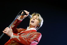 Le chanteur britannique David Bowie se produit, le 24 septembre 2002, sur la scène du Zénith à Paris.
