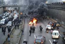 Des heurts ont éclaté lors d'une manifestation opposant taxis et VTC à Paris