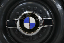 BMW est reconnaissable avec son célébrissime logo en forme d'hélice bleue et blanc
