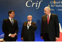 Le Premier ministre Manuel Valls, le président du Crif Roger Cukierman et le préfet de police de Paris Michel Cadot, lundi 7 mars 2016 au 31e dîner annuel du Crif.