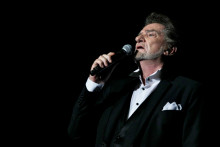 Le chanteur Eddy Mitchell exprime son sentiment sur la société dans certains textes engagés de son dernier album.