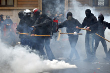 Des casseurs armés de bâtons