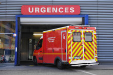 Une ambulance entre aux urgences.