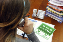 Une bénévole de SOS amitié répond au téléphone (illustration)