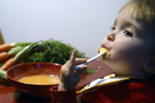 Un enfant mange une soupe de légumes à Lyon (Illustration).
