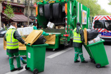 Des éboueurs à Paris. (Illustration)