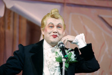 Michou sur la scène du "Paradis Latin" en 1989 pour le centenaire du cabaret