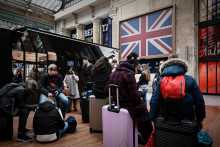 Des voyageurs attendant devant le terminal de l'Eurostar à la Gare du Nord à Paris
