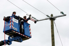 Des techniciens EDF en train de réparer une ligne électrique à Wittelsheim (Haut-Rhin) le 1er juin 2010. (illustration)