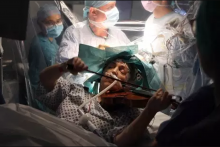 Dagmar Turner jouant du violon pendant son opération