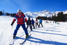 Raymond Brunier, 87 ans, doyen des moniteurs de ski français, sur les pistes de Courchevel avec ses élèvesves