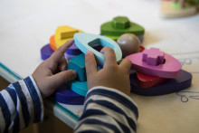 Un enfant avec des jouets éducatifs (illustration)