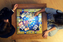 Deux enfants jouant au Monopoly (illustration)