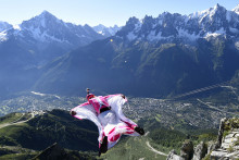 Un wingsuiter qui saute du massif du Brévent en 2014 (illustration)