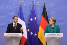 Emmanuel Macron et Angela Merkel lors de leur conférence de presse commune durant le sommet de l'Union européenne