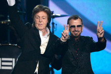 Paul McCartney et Ringo Starr lors d'une soirée des Grammy Awards