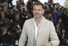 Clovis Cornillac participe à la tombola "Stars solidaire"