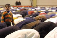 Un enfant assiste à la prière de l'Aid el Fitr dans le hall du Wacken à Strasbourg, le 16 décembre 2001, à l'occasion de la prière de l'Aid el Fitr qui marque la fin du ramadan à laquelle plusieurs milliers de musulmans ont participé.