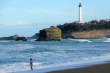 Un baigneur sur une plage à Biarritz (photo d'illustration)