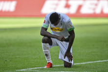Marcus Thuram pose le genou à terre en hommage à George Floyd, un Afro-américain victime de violences policières