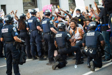 Un homme crie d'émotion en voyant un policier se mettre à genoux lors d'une manifestation contre la mort de George Floyd le 31 mai 2020 à Washington, DC.