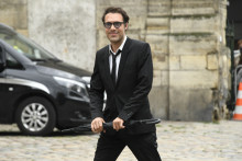 Nicolas Bedos, le fis de l'acteur, à son arrivée à l'église de Saint-Germain-des-Près