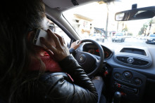 Une femme téléphone au volant de sa voiture (illustration)