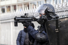 Un policier français braque un LBD 40, le 9 février 2019 (Illustration)