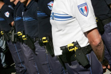 Illustration de policiers municipaux équipés de tasers.
