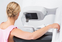 Une femme effectue une mammographie