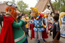 Des comédiens dans les costumes des personnages d'Astérix et Obélix au parc Astérix en 2004.