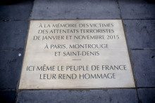 La plaque commémorative en l'honneur des victimes des attentats du 13 novembre 2015