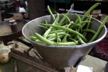 Des haricots verts sur un marché