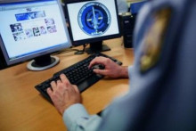 Un gendarme contrôle un site "sensible" à contenu pédo-pornographique