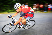 Lance Armstrong dans la descente du col d'Aspin, durant le Tour de France, le 20 juillet 2010.