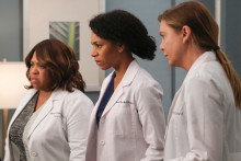 Chandra Wilson (Miranda Bailey), Ellen Pompeo (Meredith Grey) et Kelly McCreary (Maggie Pierce) de Grey's Anatomy.