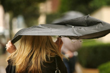 Une personne se protège sous un parapluie (Illustration)