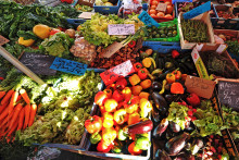 Un rayon de fruits et légumes dans un marché (photo d'illustration).