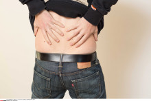 Un homme souffrant du mal de dos (illustration)