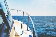 Un bateau en plein mer (Image d'illustration).