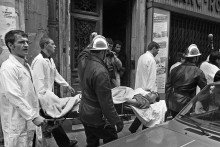 Des secouristes, rue des Rosiers, le 9 août 1982