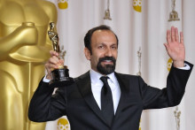 Meilleur film en langue étrangère : Asghar Farhadi, réalisateur du film iranien "Une séparation" ("Jodaeiye Nader az Simin"), dans la salle de presse de la cérémonie
