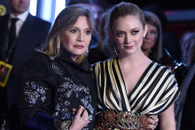 Bille Lourd et sa mère, Carrie Fisher, le 14 décembre 2015, lors de la première de "Star Wars 7"